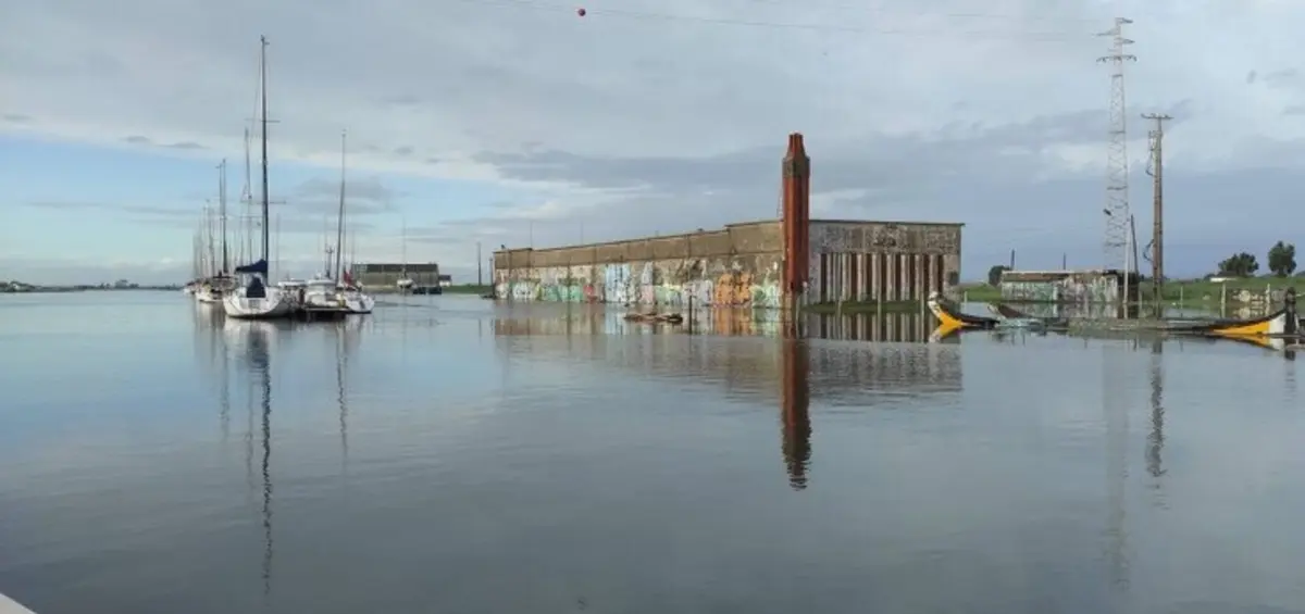Antiga Lota parcialmente submersa