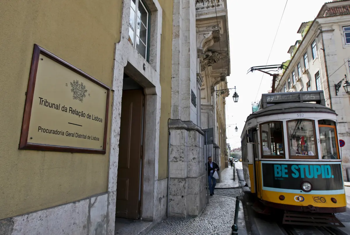 Imagem de contexto do artigo Incendiário livrou-se da PSP, tirou as algemas e fugiu no centro de Lisboa