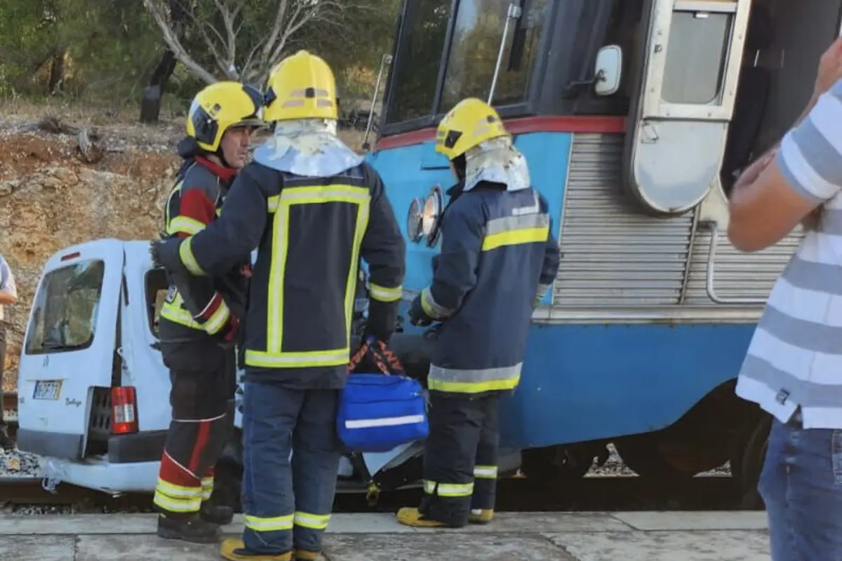 Viatura foi abalroada por comboio