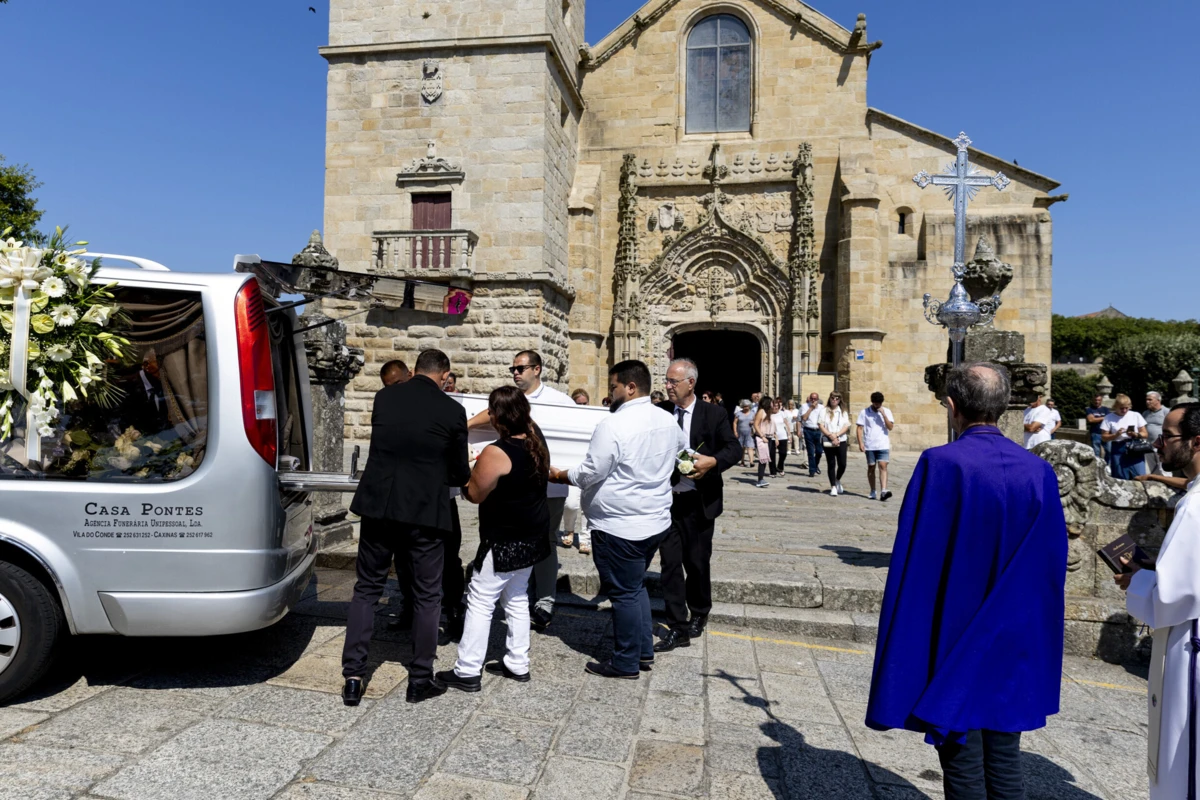Dezenas de pessoas quiseram prestar a última homenagem à menina de um ano