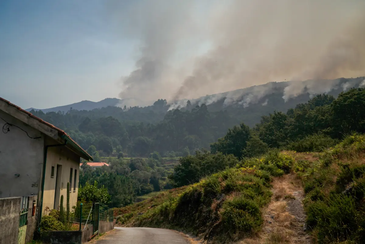 Monte da Nó continua a arder