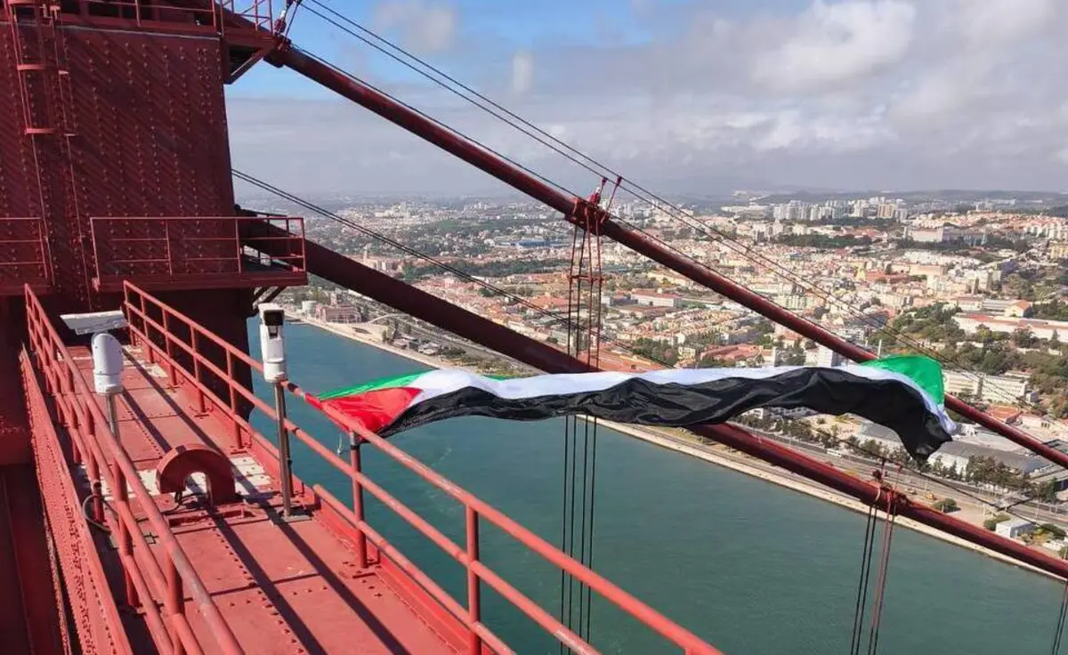 Bandeira da Palestina colocada no topo da ponte