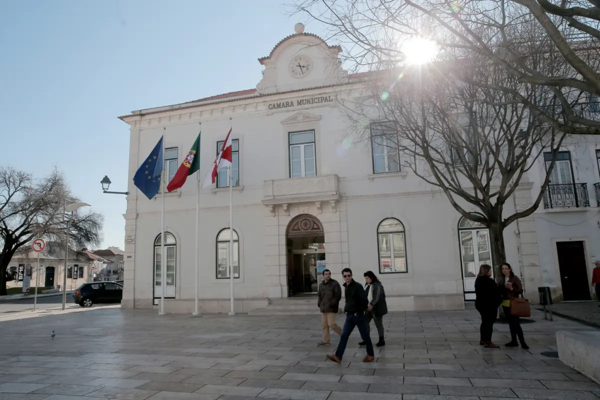 Buscas incidem em vários departamentos da Câmara