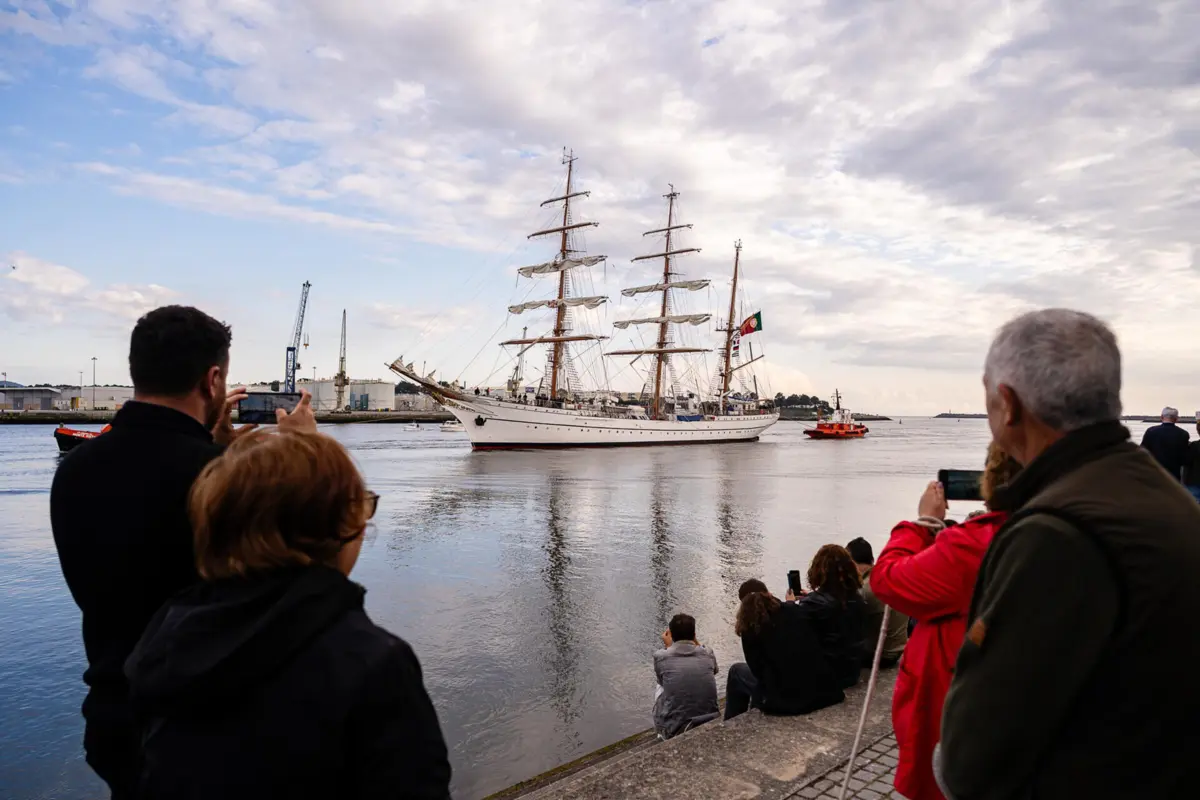 A bordo do navio, que tem ao comando o comandante Sousa Luis, fez a viagem uma tripulação de 127 elementos