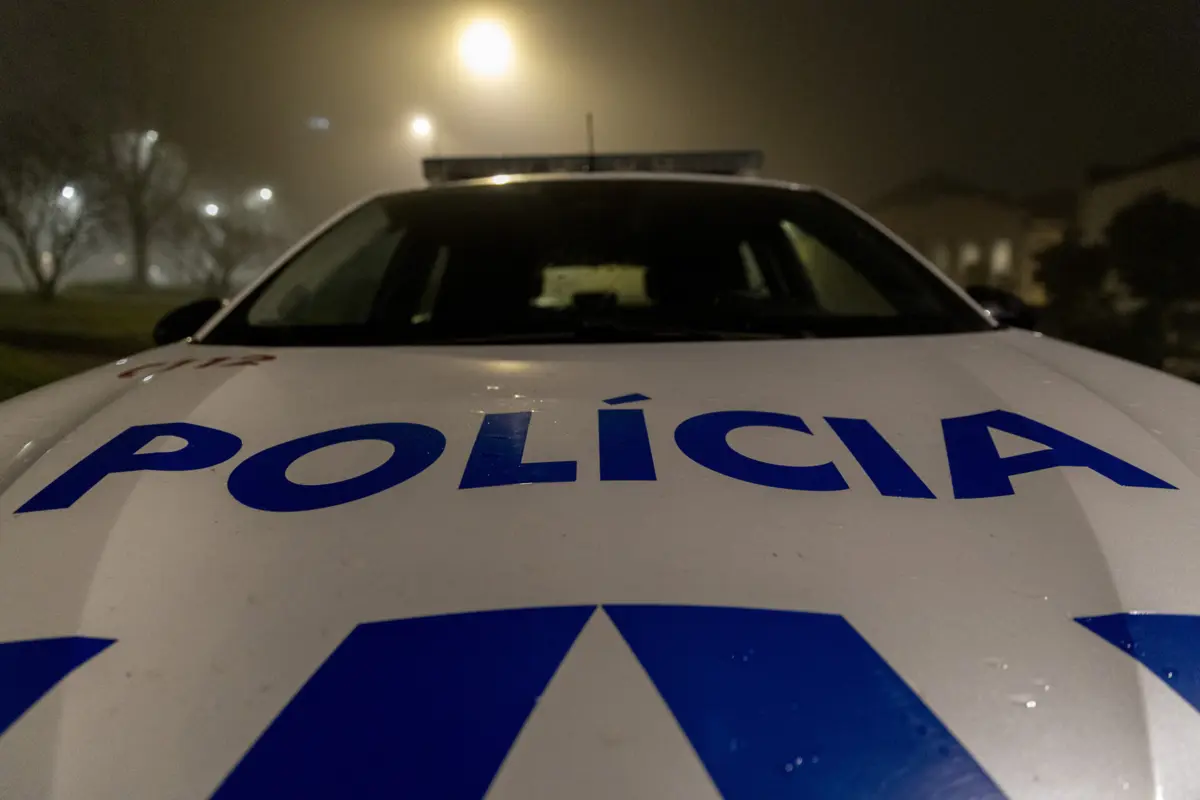 Polícia encetou uma perseguição que só terminou quando o carro roubado embateu no carro da patrulha