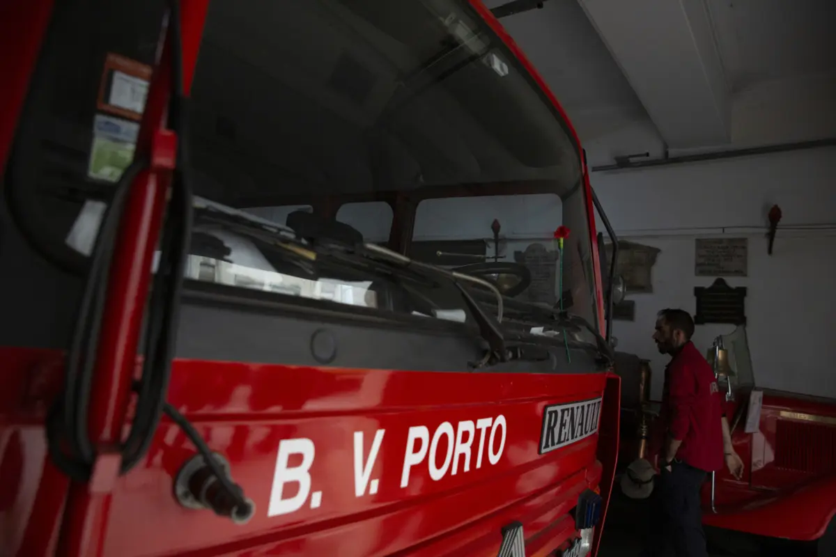 Os Bombeiros Voluntários do Porto e os Sapadores do Porto estiveram no local