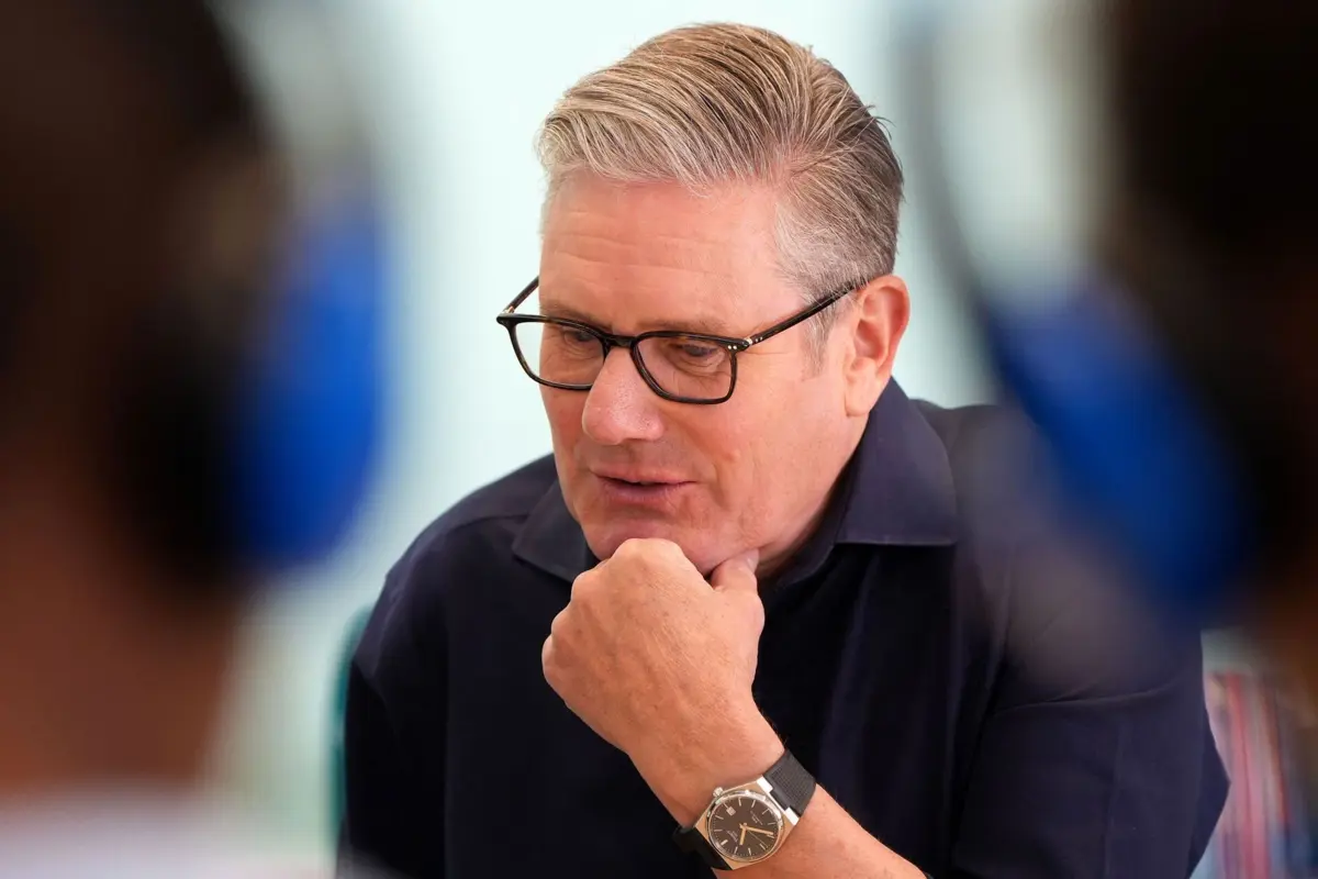 O Governo de Keir Starmer anunciou que as medidas afetariam "todos os criminosos estrangeiros já sob custódia policial, bem como os recentemente condenados"