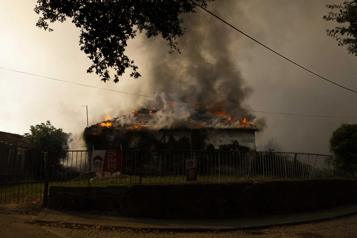 Chamas atingiram casa devoluta