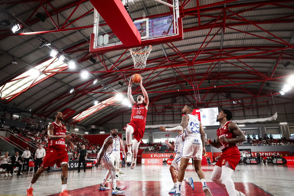 Encarnados na frente