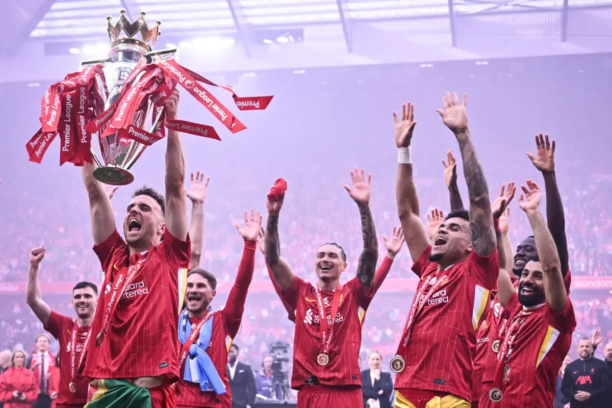 Festa do Liverpool no final da Premier League, com Diogo Jota a erguer o troféu