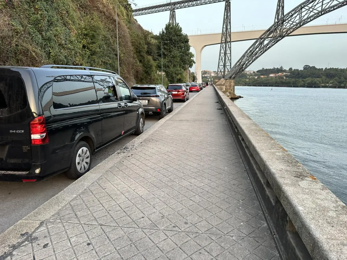 Vaga de furtos a veículos estrangeiros estacionados na ciclovia da marginal do Douro