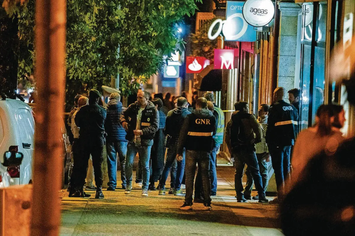 Autoridades isolaram zona à volta da ourivesaria Cacho para preservar as provas