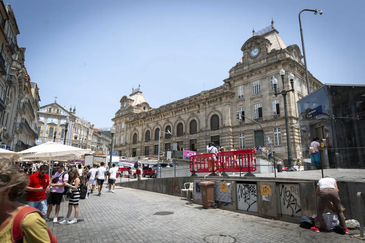 Turista foi agredido e roubado junto à Estação de São Bento, no Porto