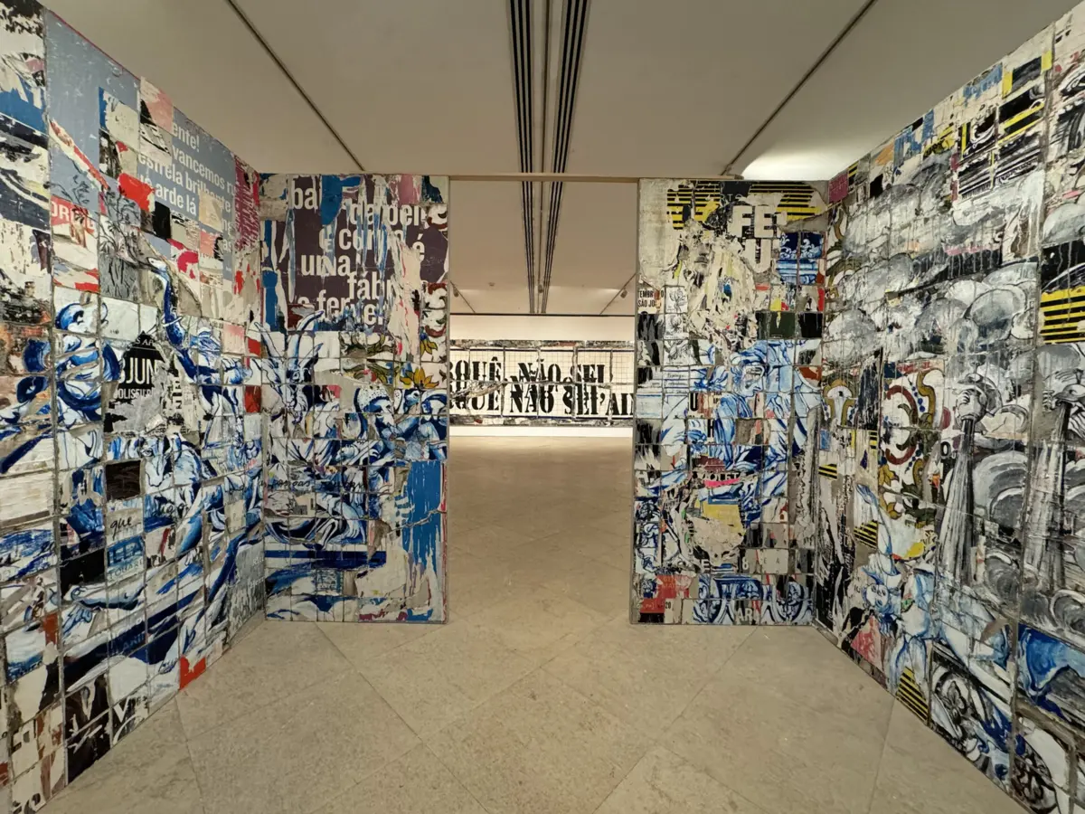 Exposição reúne cerca de duas dezenas de obras de Manuela Pimentel, algumas delas inéditas, no Museu do Azulejo, Lisboa.