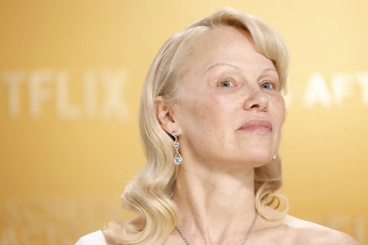Aos 57 anos, Pamela Anderson continua a apostar na naturalidade