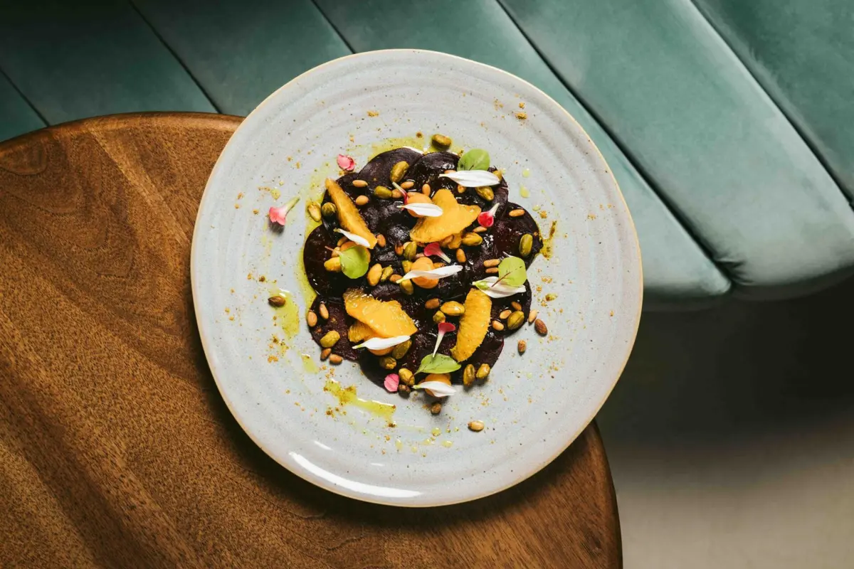 Carpaccio de beterraba com laranja e mistura de esperiarias, um dos pratos do novo menu.