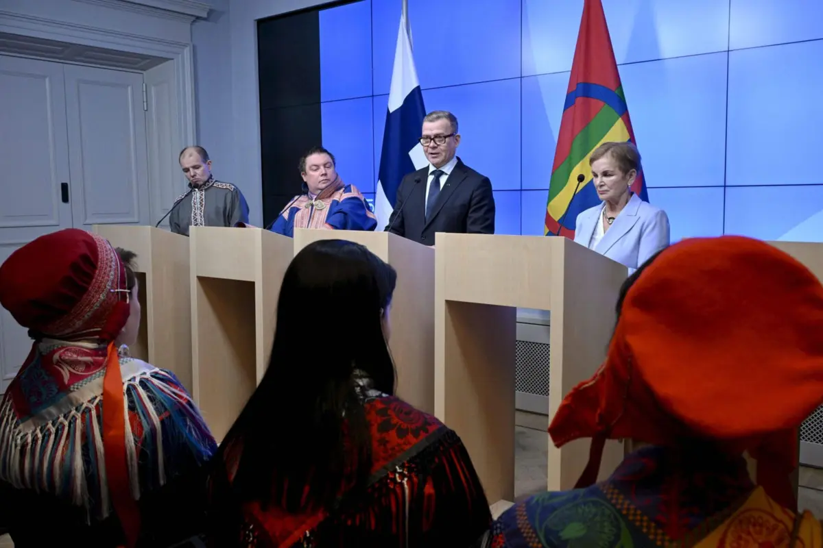 O ancião sami de Skolt, Veikko Feodoroff (à esquerda), o presidente interino do Parlamento Sami, Tuomas Aslak Juuso, o primeiro-ministro finlandês, Petteri Orpo, e a presidente da Comissão da Verdade e Reconciliação da Finlândia, Hannele Pokka, participam numa conferência de Imprensa em Helsínquia.