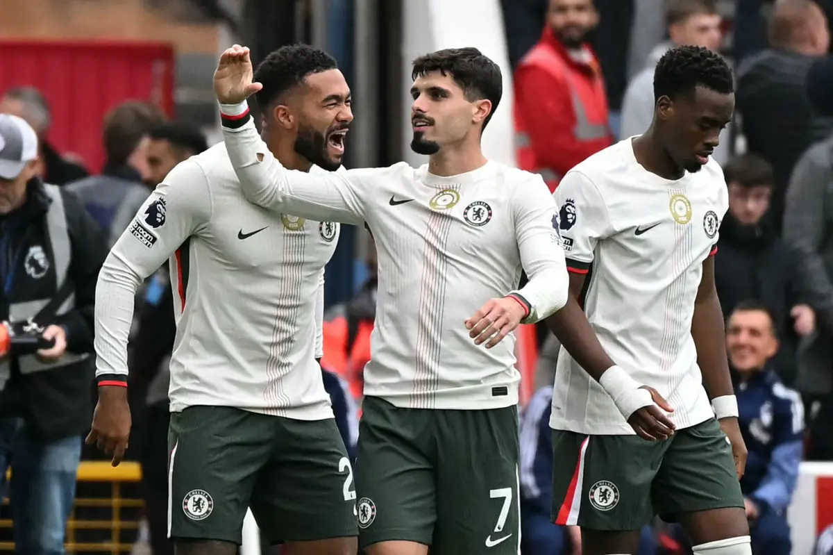 Internacional português marcou e assistiu para a vitória dos londrinos