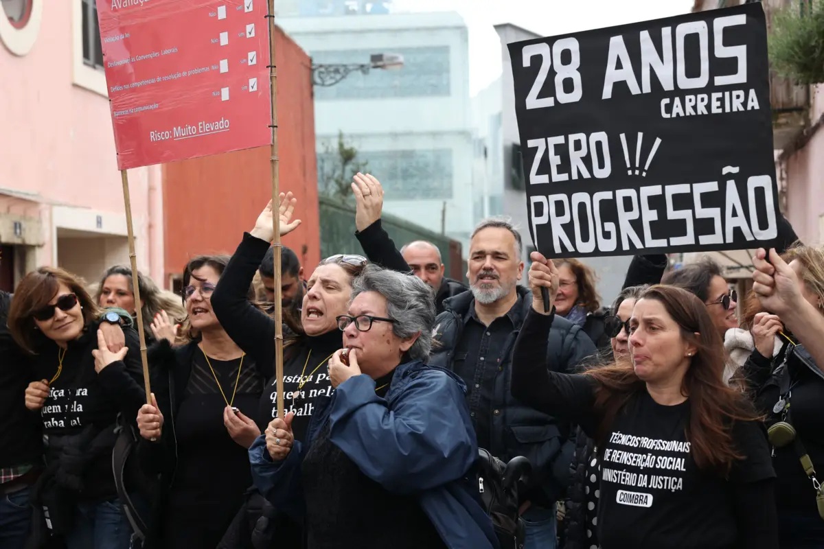 Imagem de contexto do artigo Dezenas de técnicos de reinserção protestam contra estagnação e "morte" das carreiras