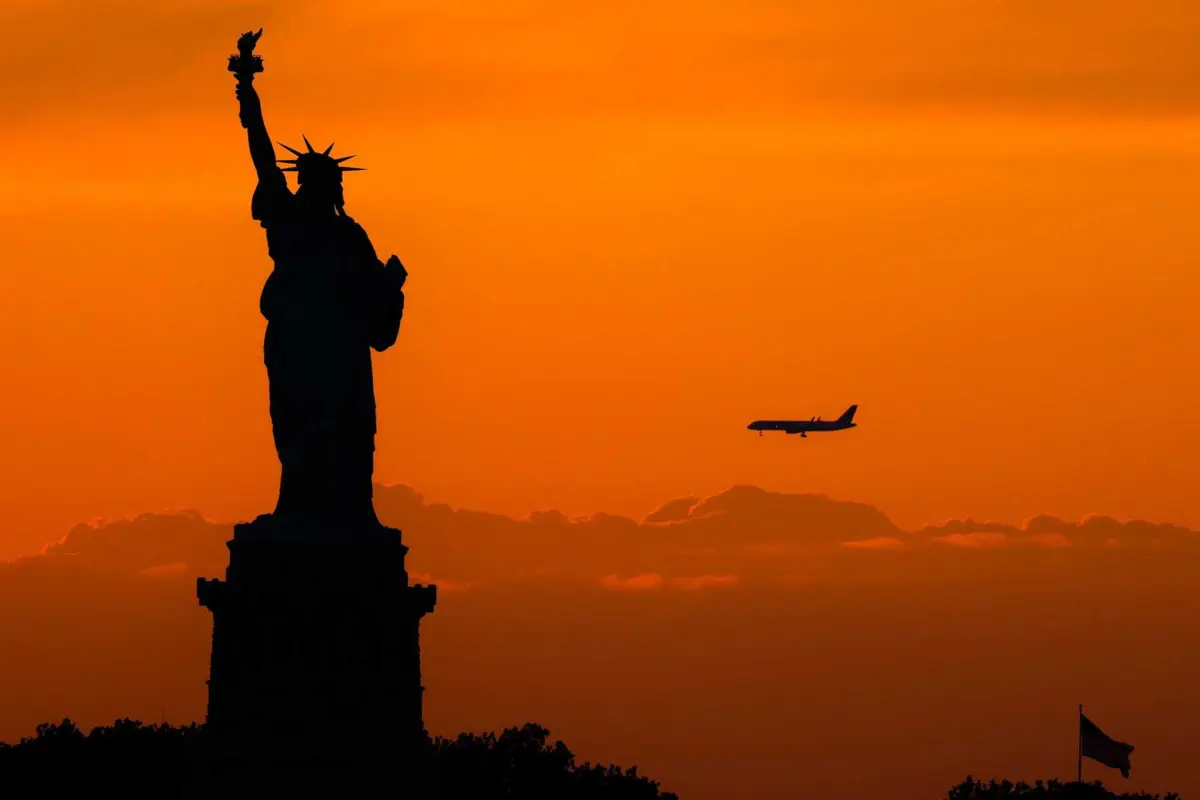 Apesar das promessas de Trump, não será fácil colocar em prática esse plano de deportação devido aos elevados recursos que exigirá