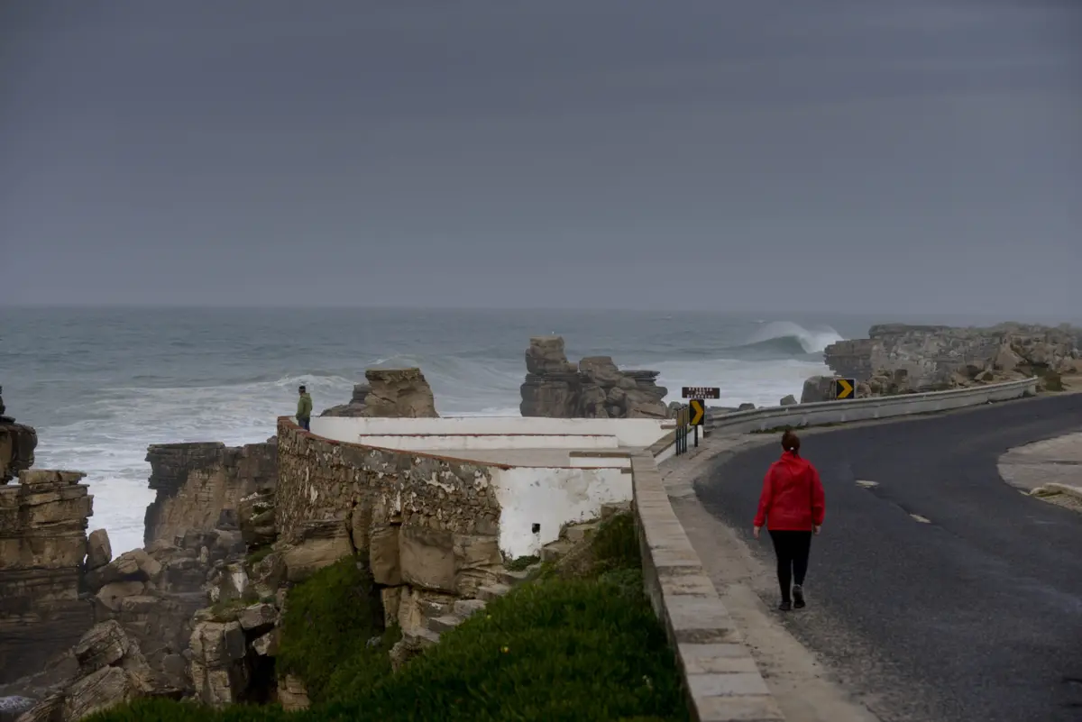 Imagem de contexto do artigo Falésias instáveis obrigam Câmara de Peniche a relocalizar marginal