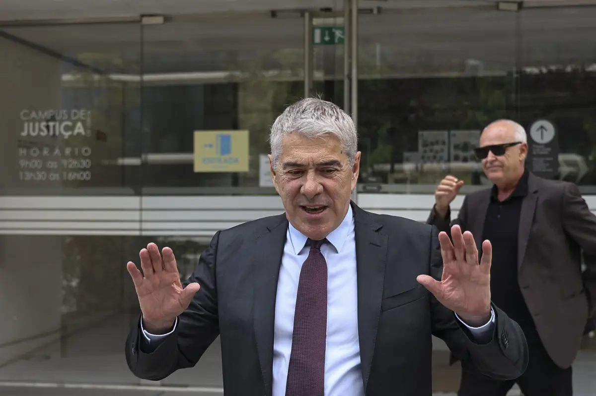 José Sócrates diz que foi a casa de Ricardo Salgado só para lhe entregar um livro