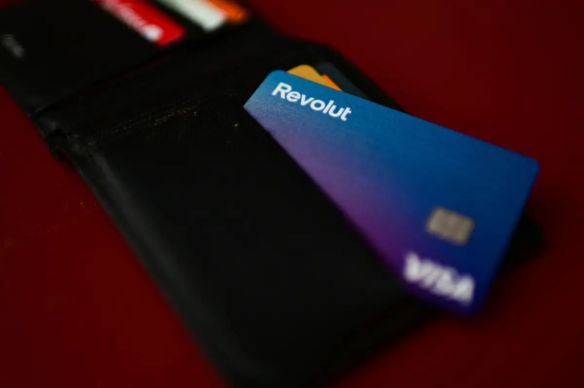 A Revolut é um banco digital e o único serviço físico que tinha até agora eram máquinas de vender cartões bancários em aeroportos