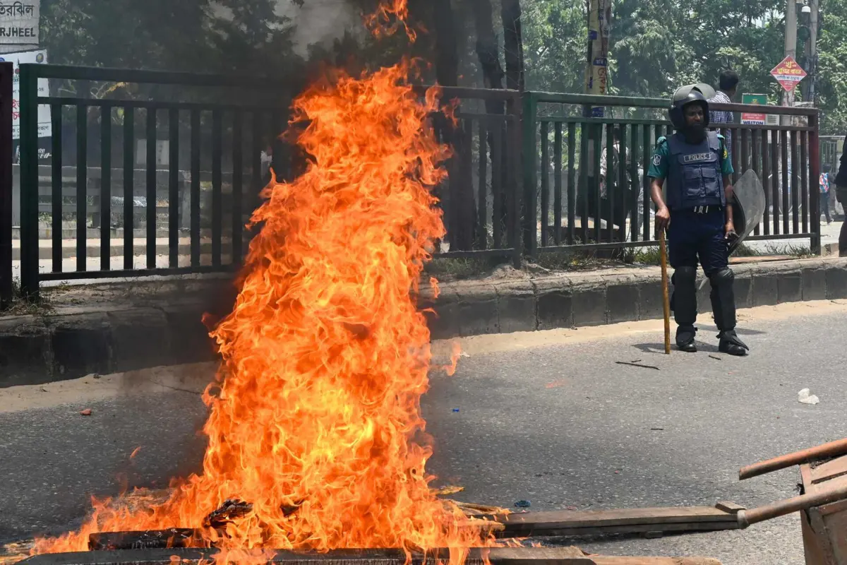 Imagem de contexto do artigo Manifestantes incendeiam sede da televisão estatal do Bangladesh com "muitas pessoas no interior"