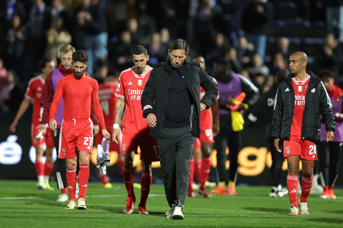 Roger Schmidt e jogadores cabisbaixos depois da derrota (2-0) em Famalicão, que acabou mais cedo com as contas do título