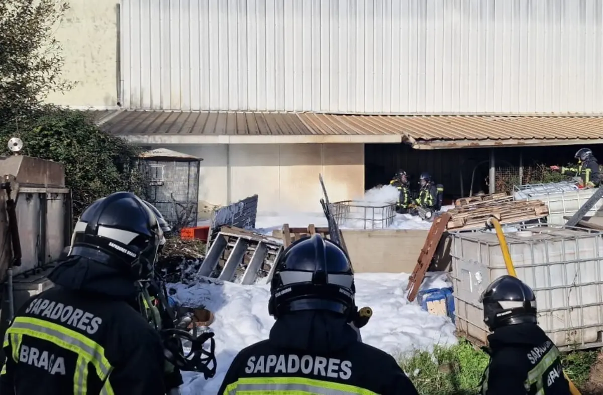 Bombeiros no combate ao incêndio