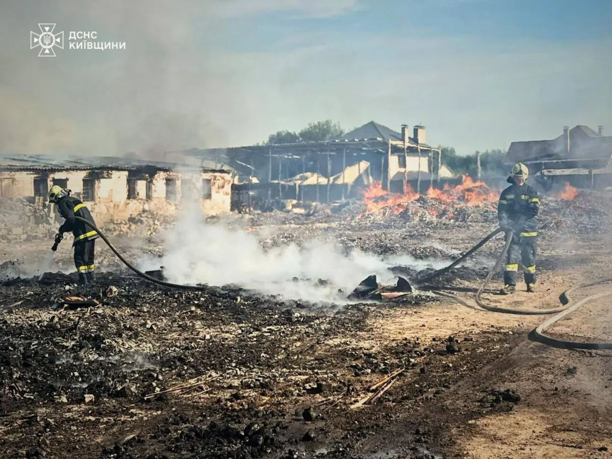 Bombeiros ucranianos combatem fogo na região de Kiev