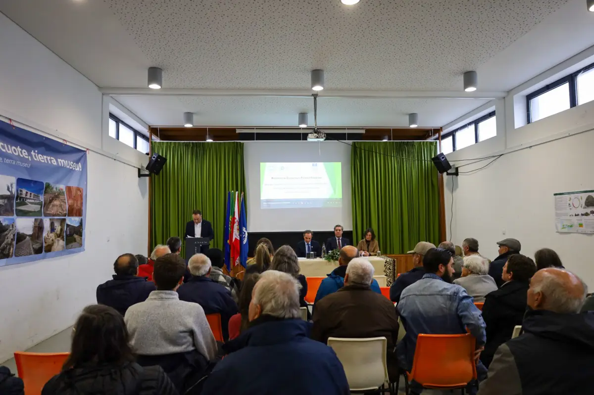 Sessão de assinatura do protocolo para intervenção no ribeiro e Picote