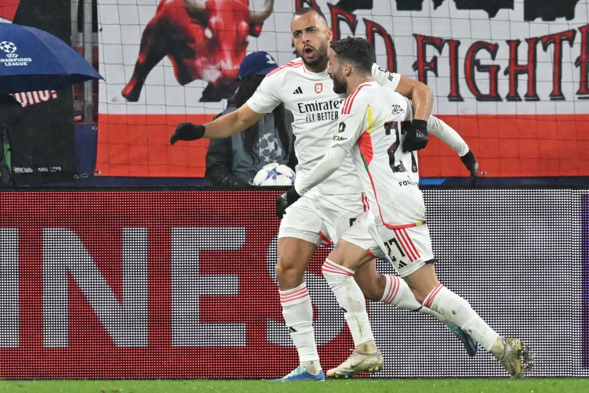 Arthur Cabral festeja com Gonçalo Guedes e Rafa o golo decisivo em Salzburgo