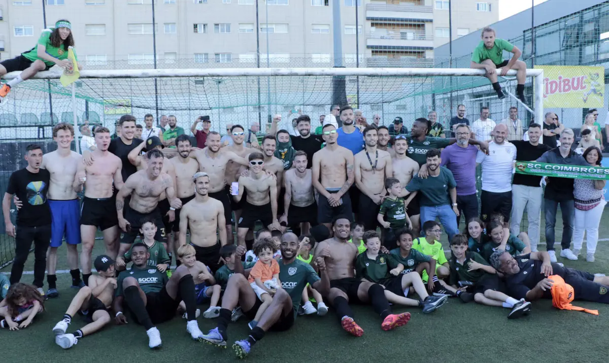 Festa da família do Coimbrões. Título ficou confirmado na última jornada da Divisão de Elite