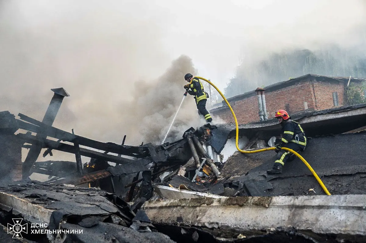 Bombeiros combatem incêndio após ataque russo na região de Khmelnytskyi