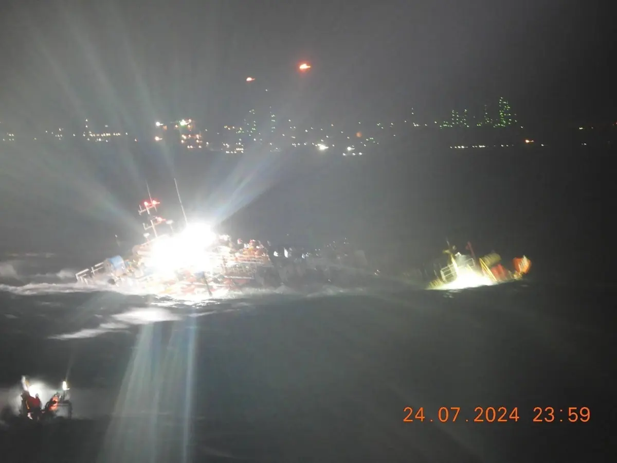 A guarda costeira alertou que se toda a carga escapasse seria um "desastre ambiental"