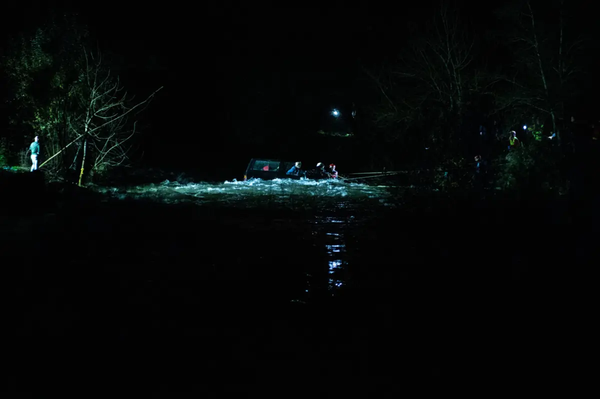 Todos os cinco ocupantes do veículo estão fora de perigo