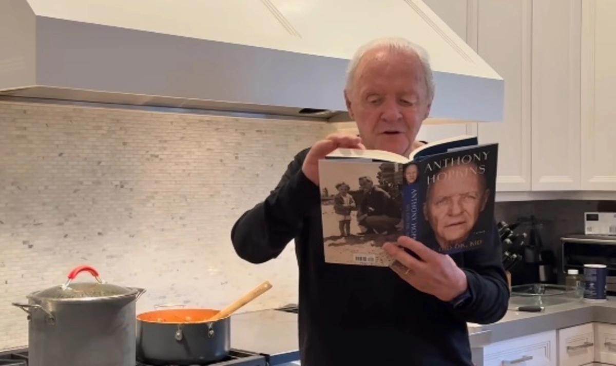 A obra reúne episódios que atravessam a sua vida, desde a infância até à consagração em Hollywood