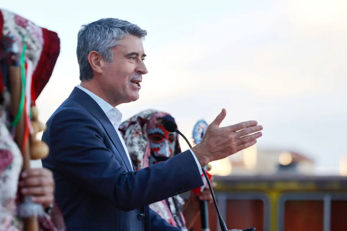 O secretário-geral do Partido Socialista (PS), José Luís Carneiro, esteve presente na apresentação da candidatura de Vítor Correia à Câmara Municipal de Mirandela, em Mirandela, 11 de setembro de 2025. PEDRO SARMENTO COSTA/LUSA