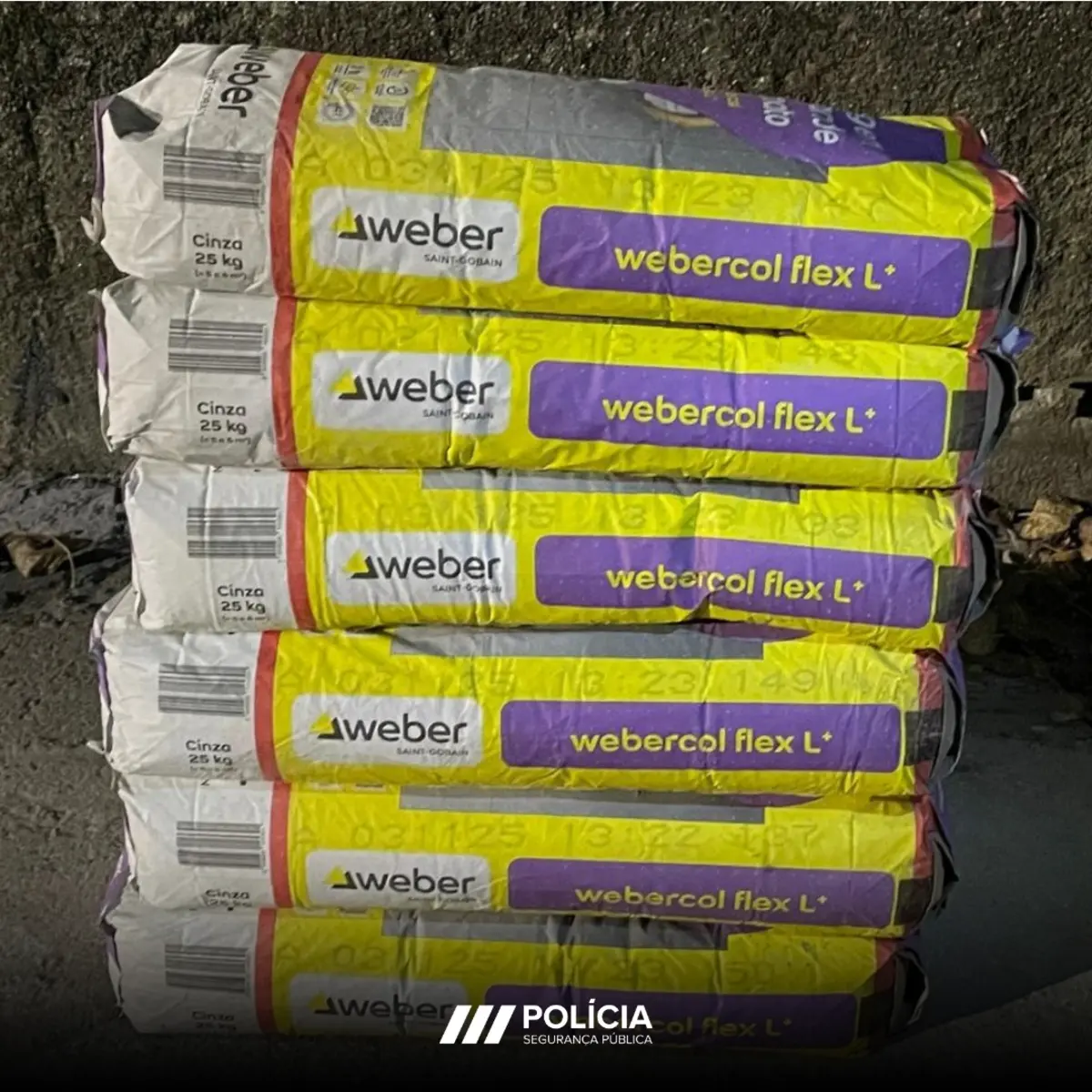 Policia deteve dois homens e recuperou sacos de cimento furtados