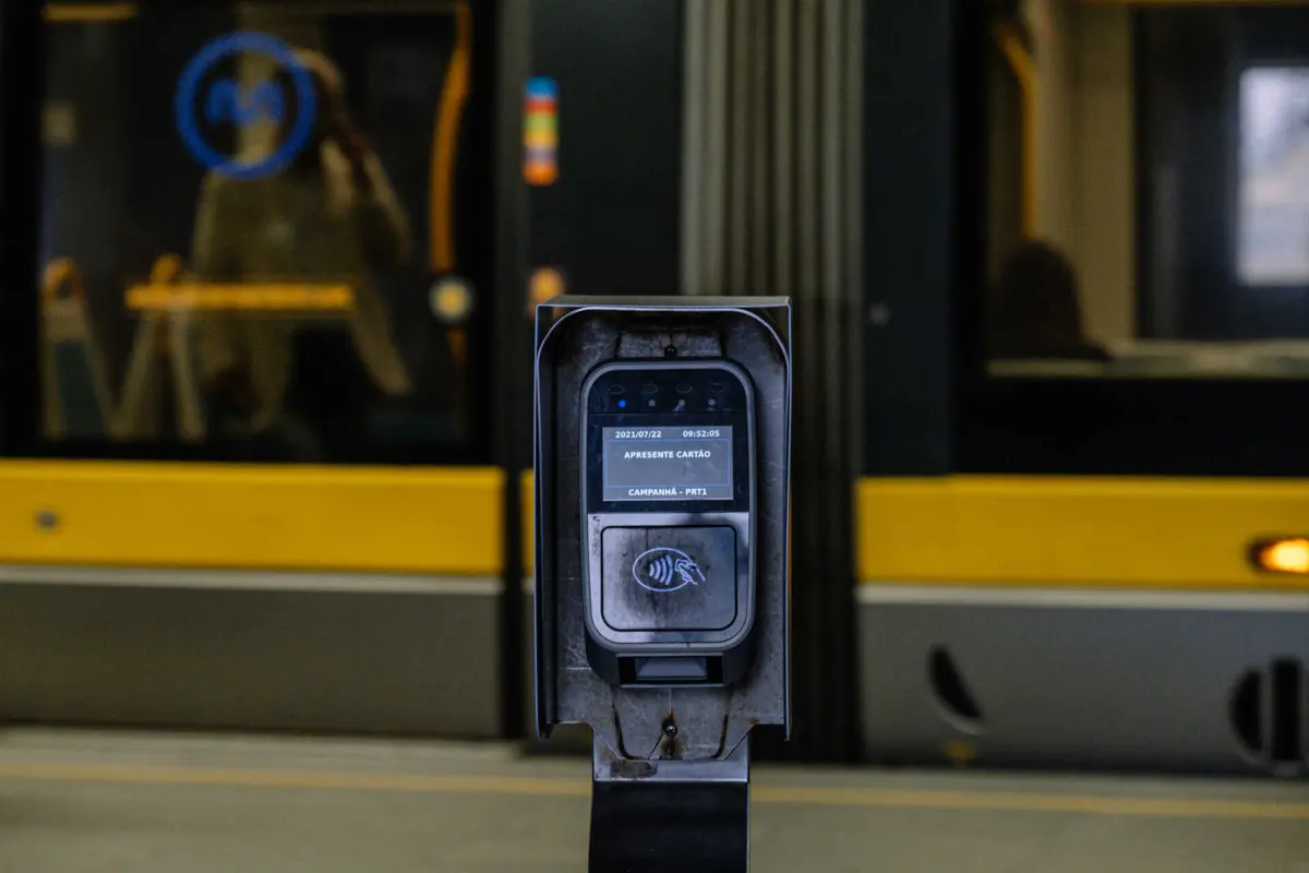 Sistema "contacless" foi apresentado em julho de 2021, para a linha Violeta do metro e 500 da STCP