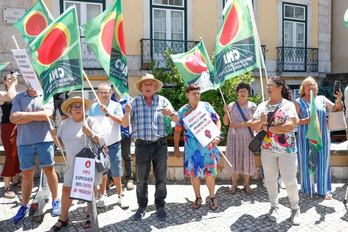 Cerca de 60 pessoas concentraram-se hoje à porta da Assembleia da República