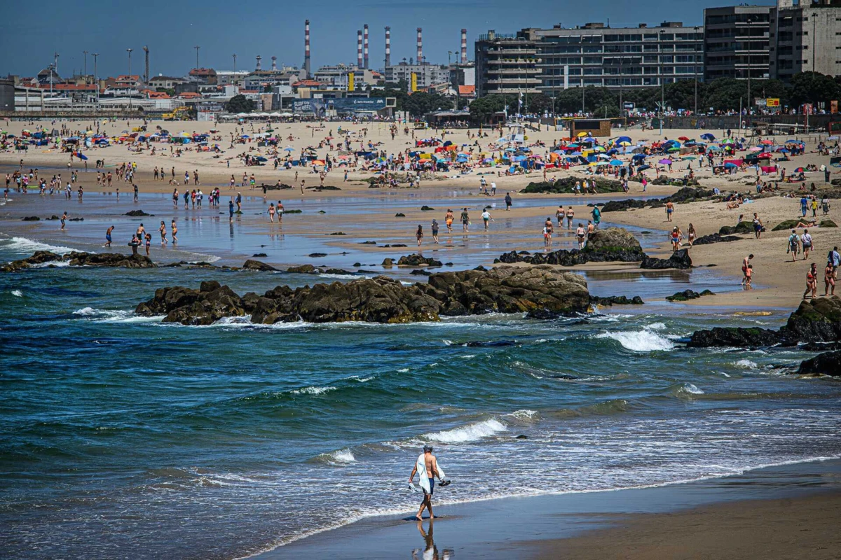 Temperatura do mar continua acima da média, sobretudo no Norte e Algarve