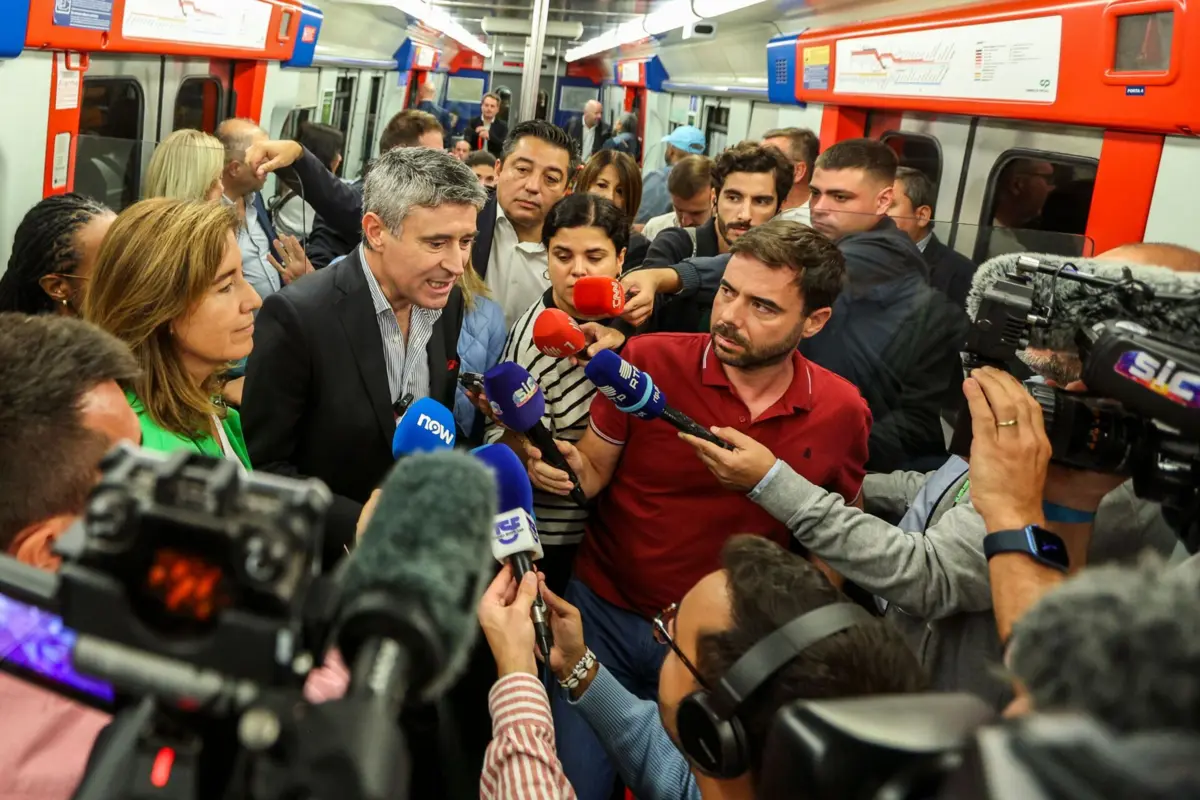 No segundo dia de campanha, José Luís Carneiro viajou de comboio, de madrugada, entre Sintra e Lisboa