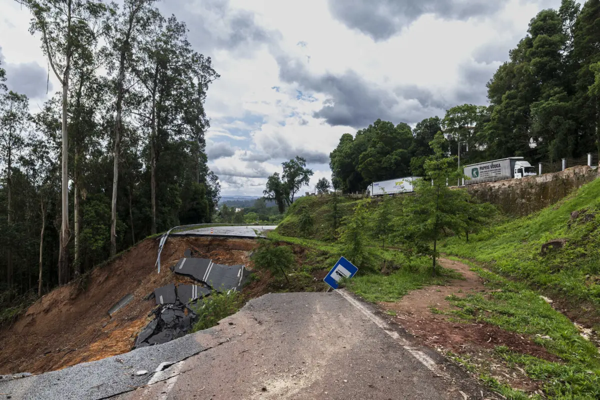 No desvio pela antiga estrada nacional, na zona acima do buraco do IC2, só são permitidos veículos ligeiros