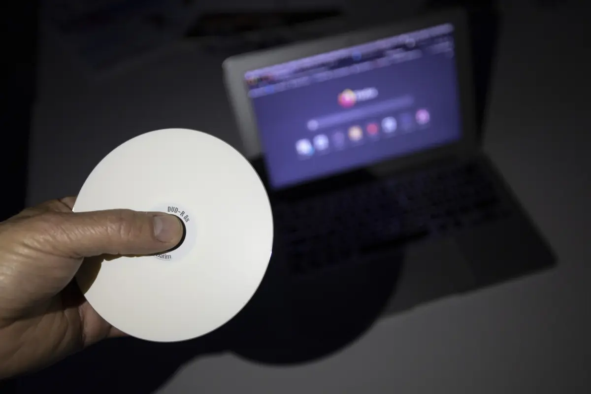 Computadores do suspeito foram apreendidos