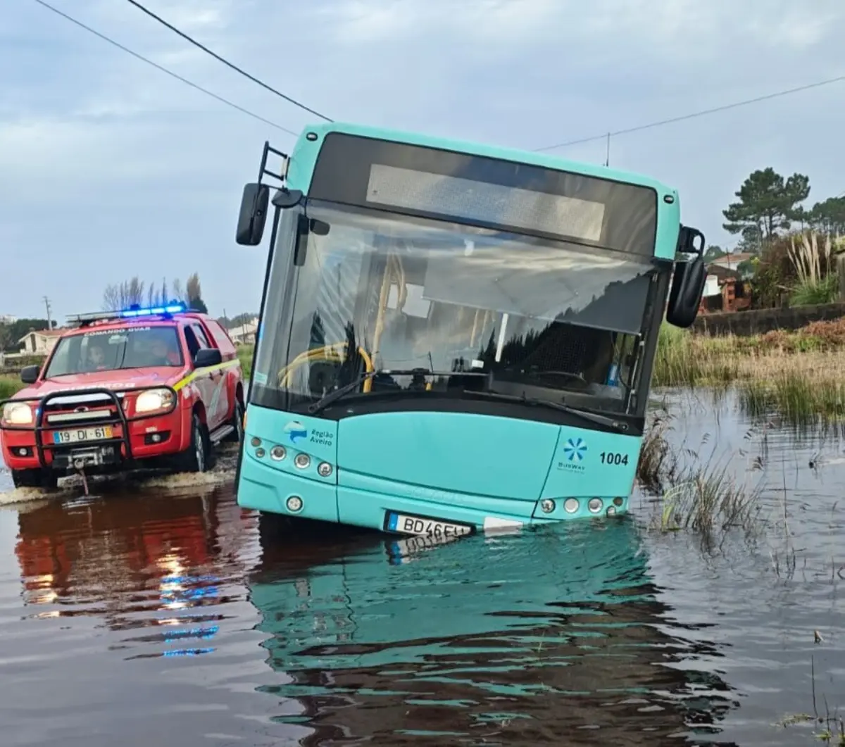 O autocarro ficou preso numa vala alagada no Carregal, em Ovar