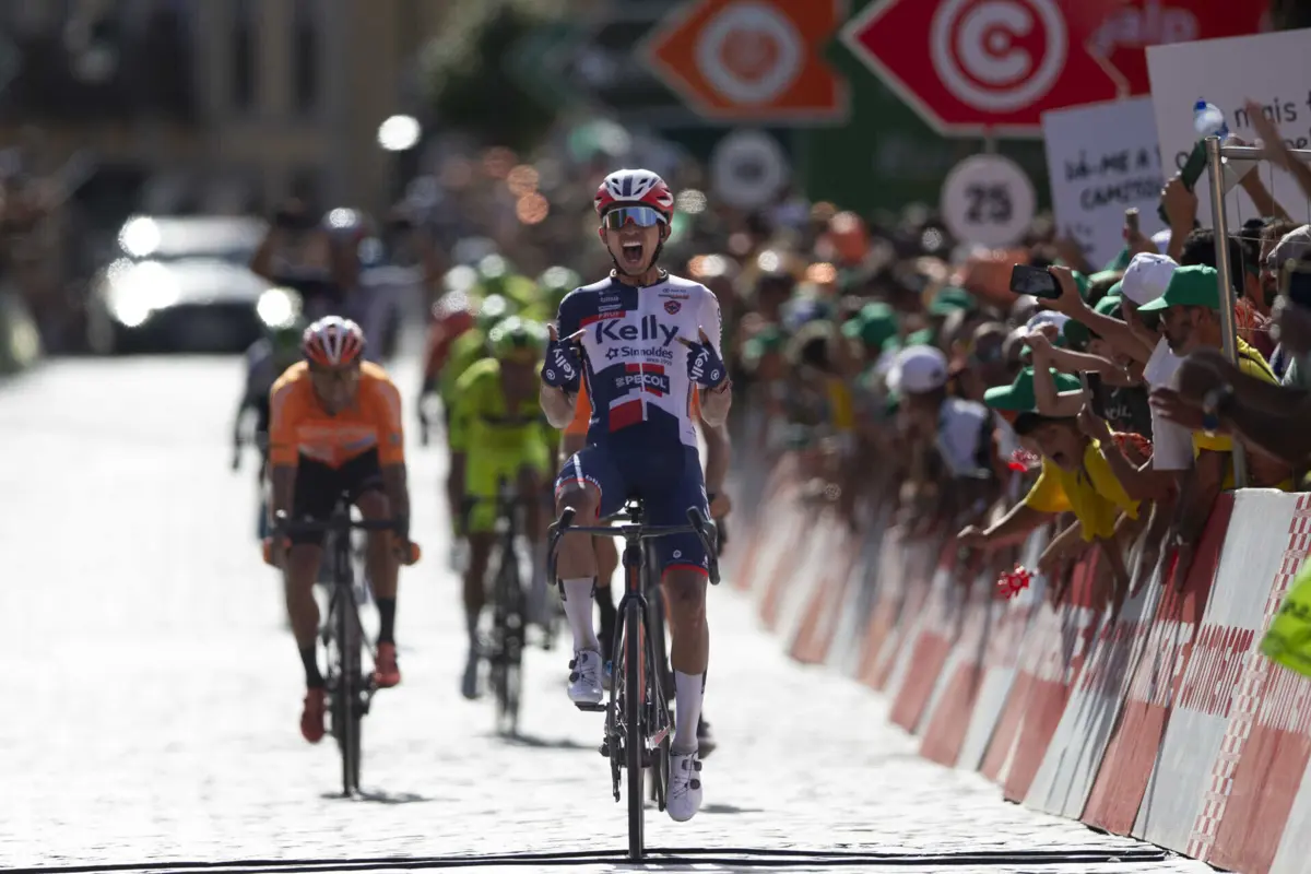 Adrián Bustamante deu a primeira vitória nesta edição da Volta à equipa Kelly-Simoldes-UD Oliveirense
