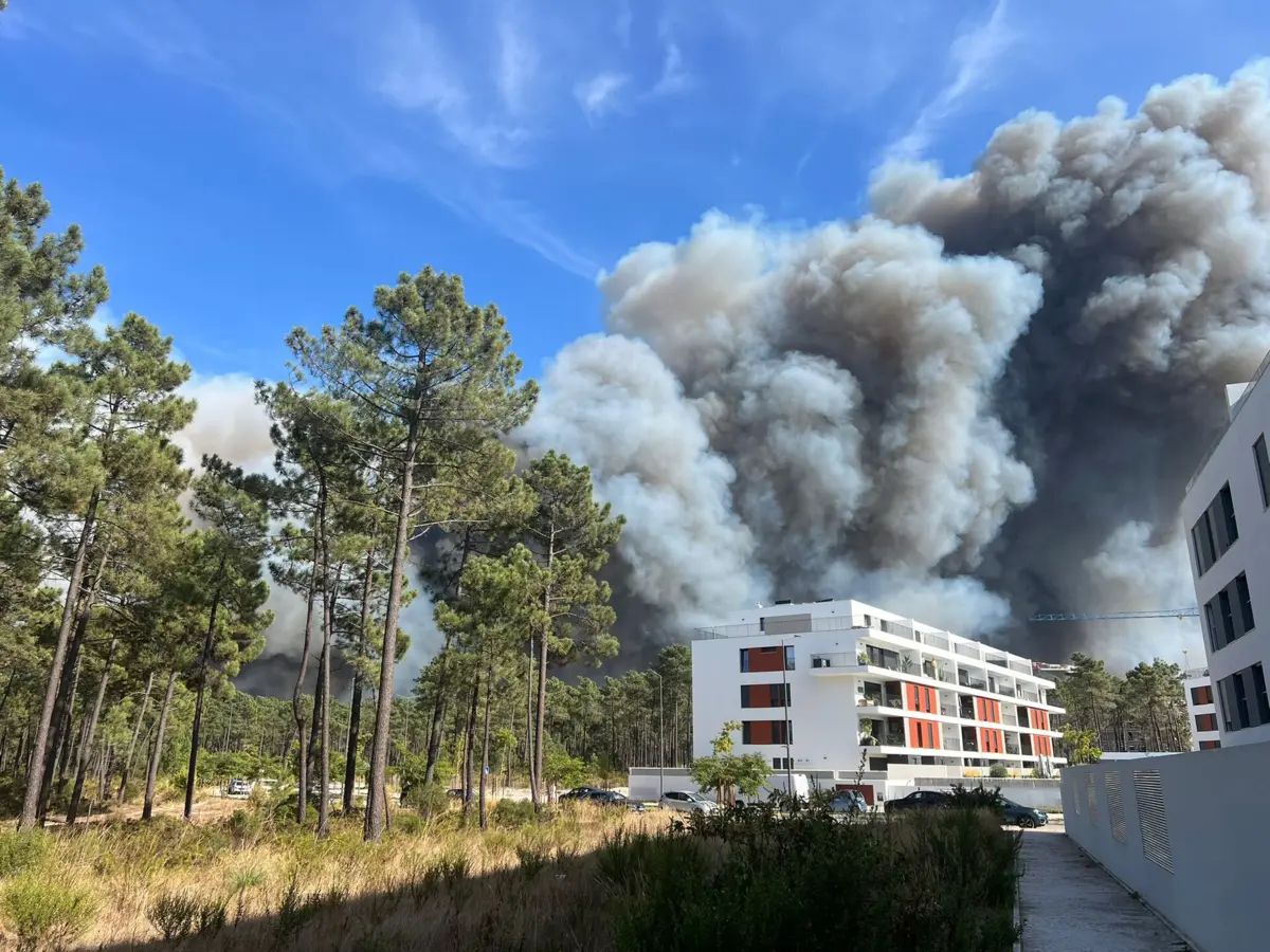 Vento forte dificultou o trabalho dos bombeiros