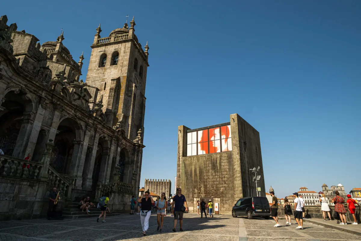 Casa dos 24, no Terreiro da Sé, reabre esta quinta-feira com exposição que marca o centenário do arquiteto Fernando Távora